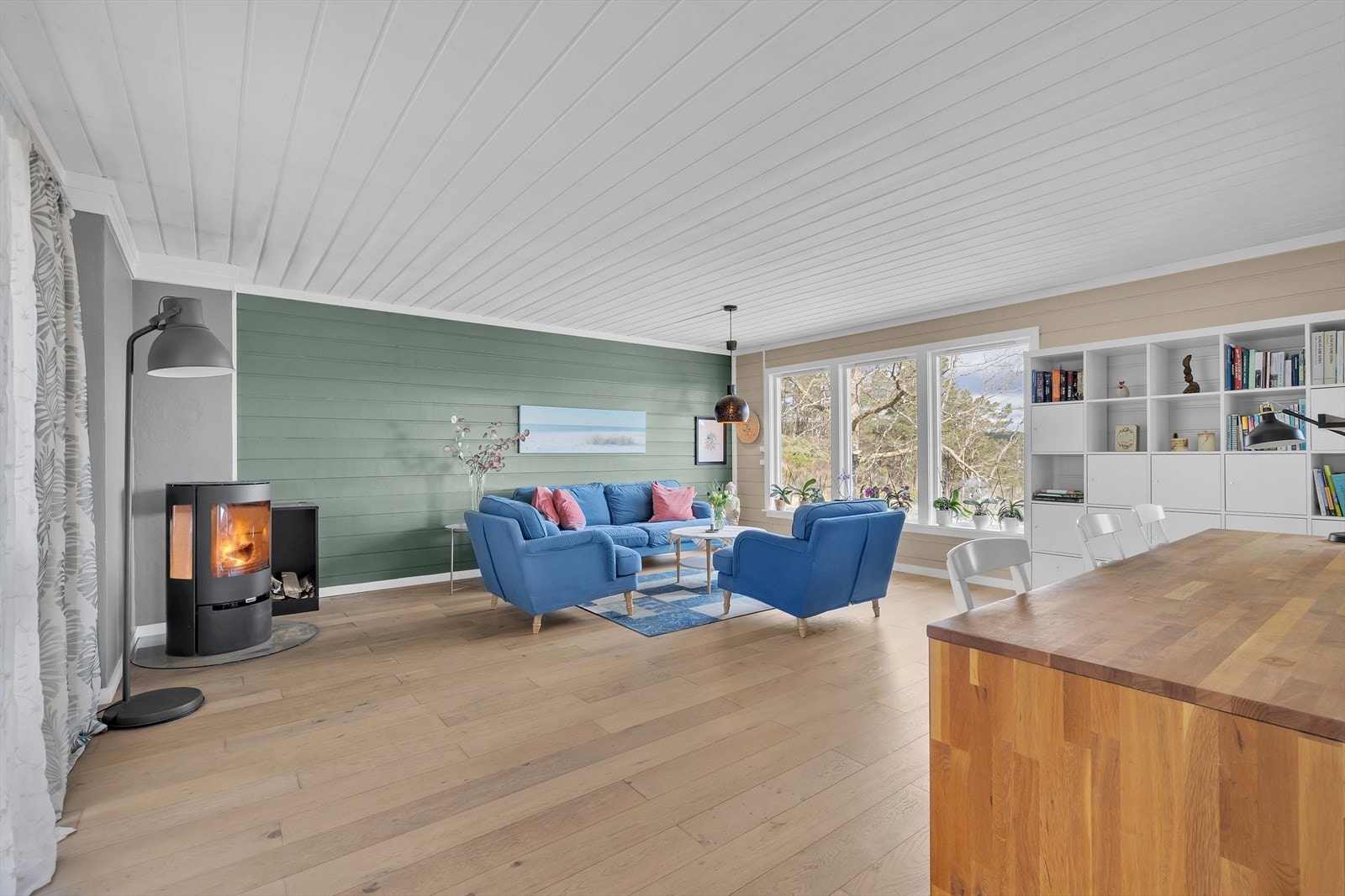 Peisstue i hovedetasje. Boligen har flere stuer og nok av plass. Her er det også flott sjøutsikt. Galleribilde