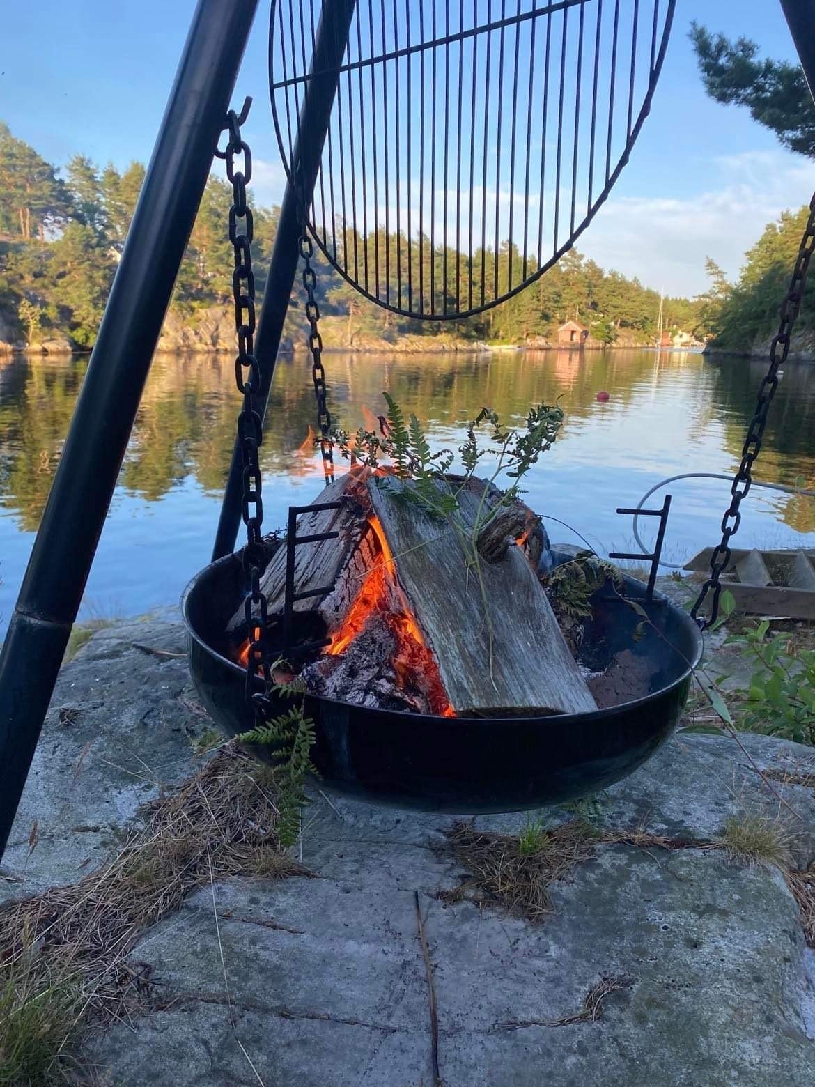 Bålhygge på sene kvelder. Galleribilde