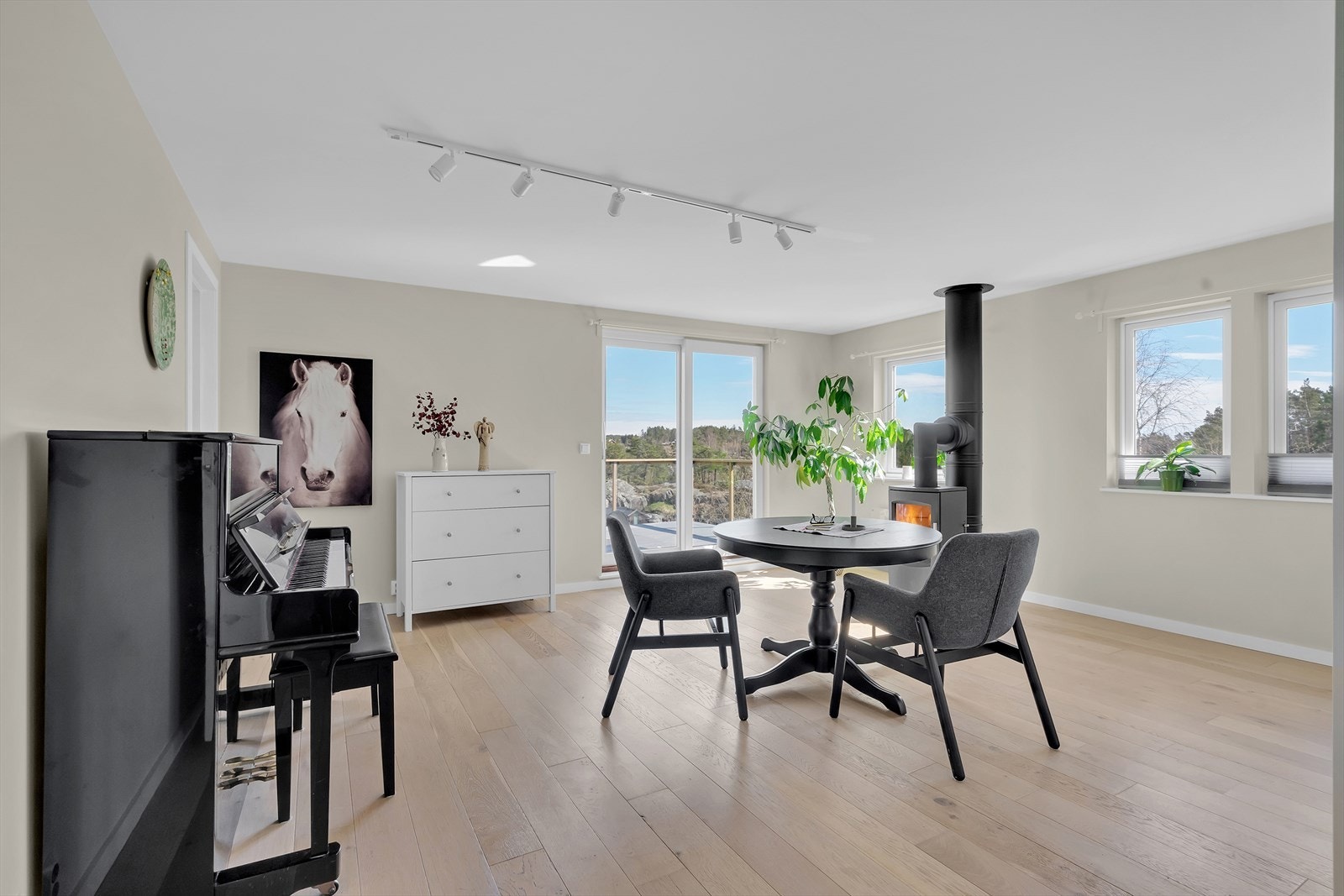 Kontoret har også direkte utgang til veranda mot sjøen. Galleribilde