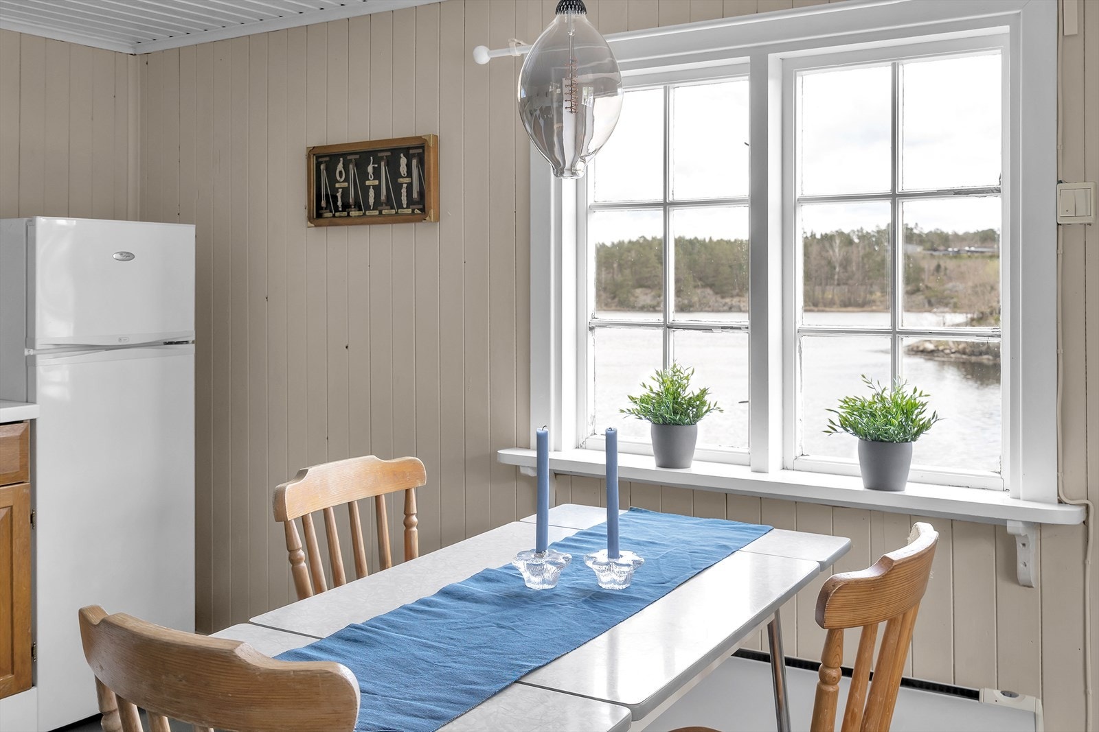 Fra sjøbua er det nydelig utsikt over vannet. Galleribilde