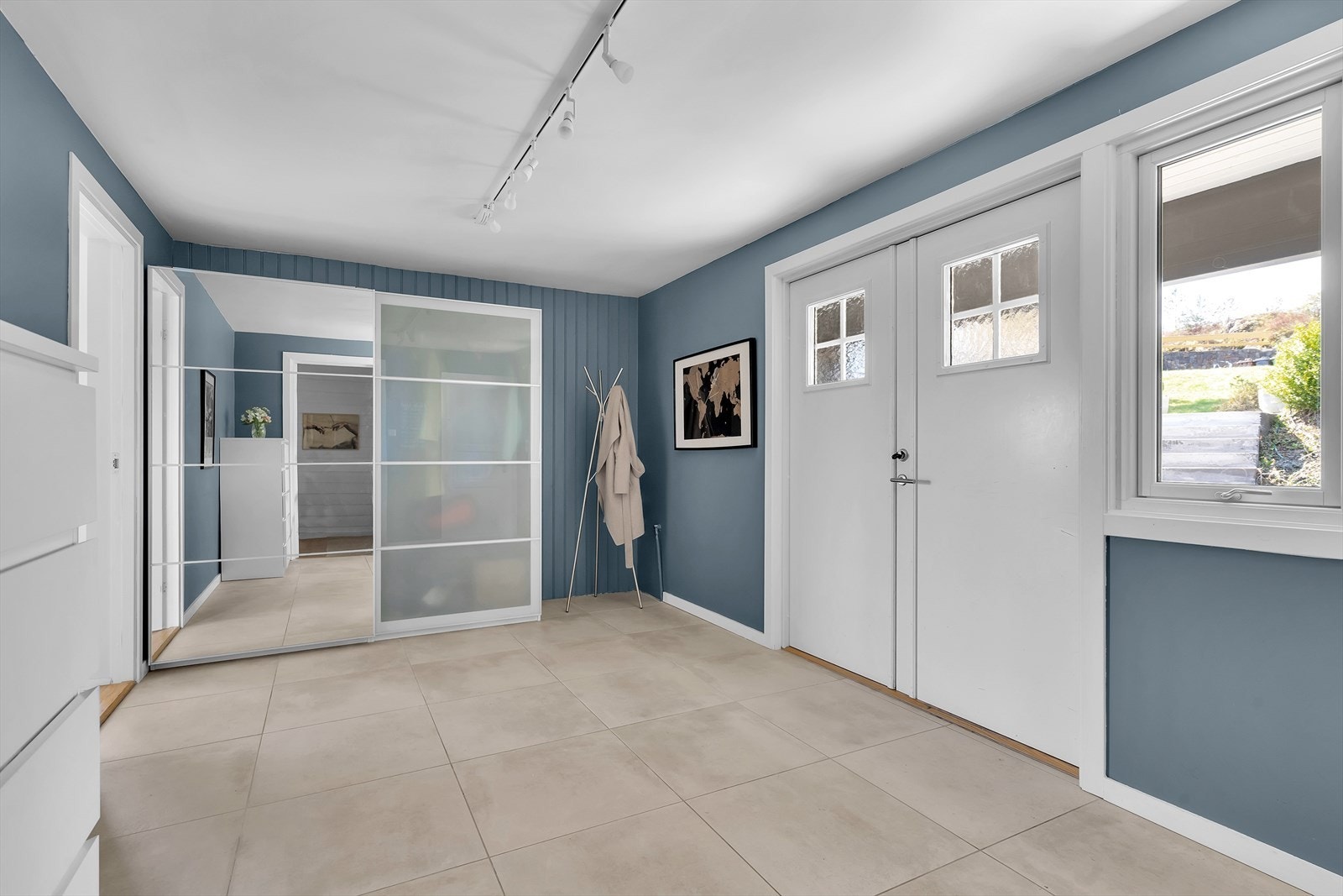 Romslig hall med god plass til oppbevaring. Galleribilde