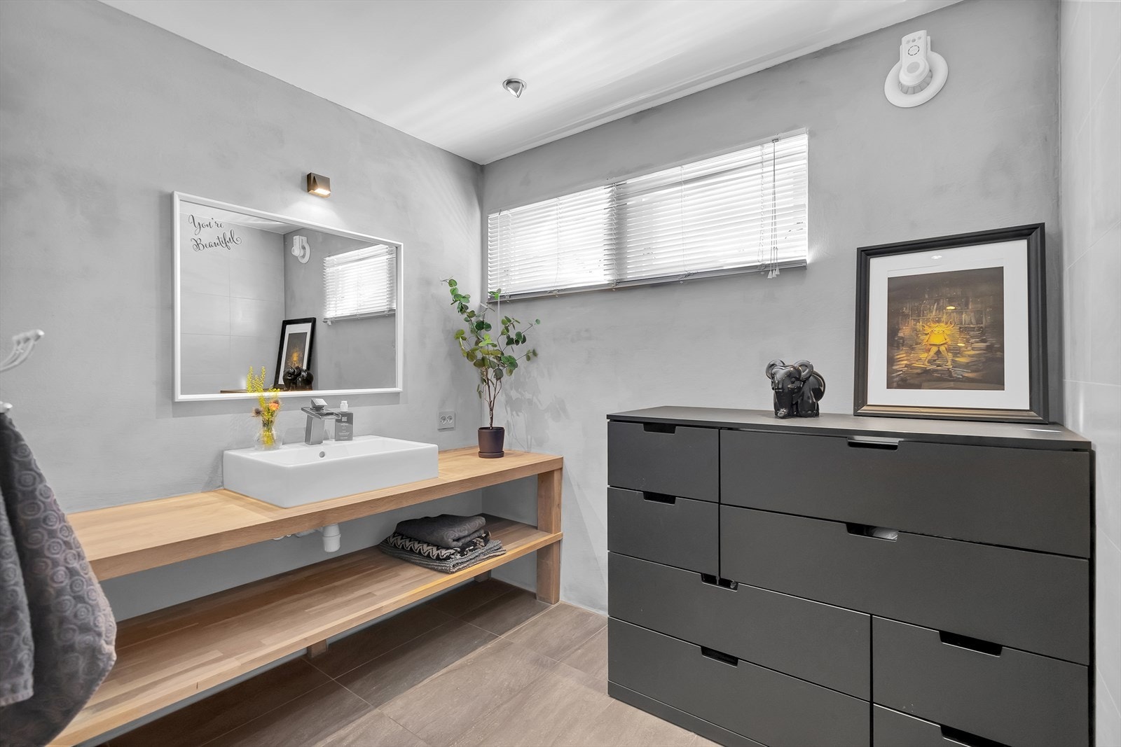 Bad med servant og plass til tilleggsmøblement i hovedetasjen. Galleribilde