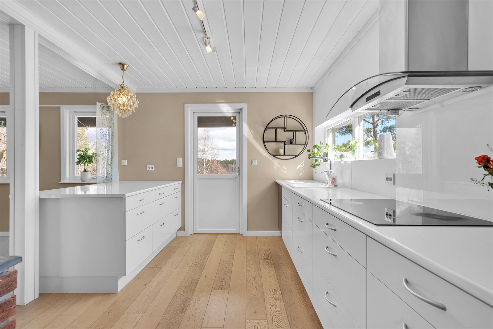 Kjøkkenet er bygd for optimal plassbruk av både rom og plass til oppbevaring. Her mangler man ingenting. Galleribilde