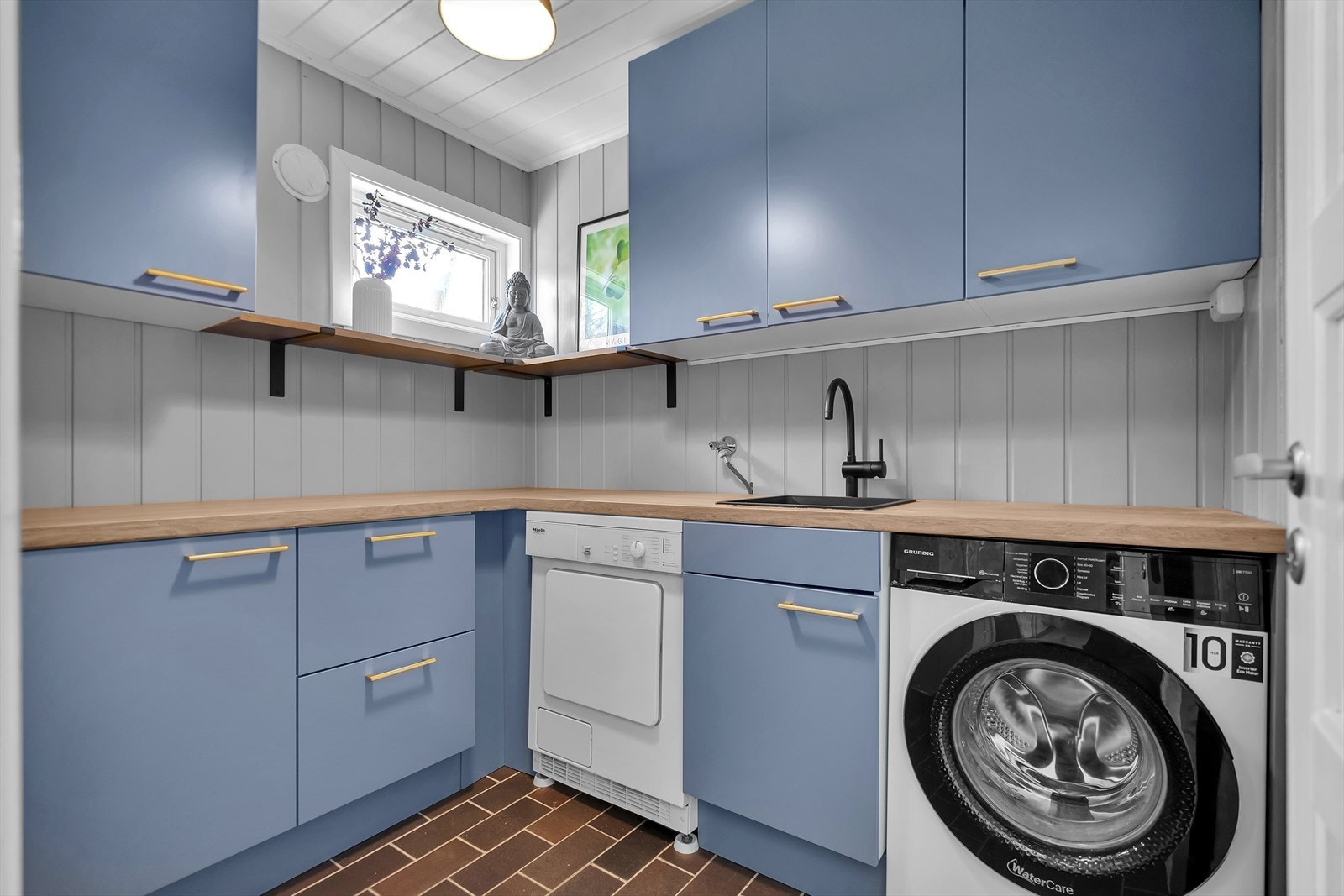 Vaskerom med alt man trenger i hovedetasjen. Galleribilde