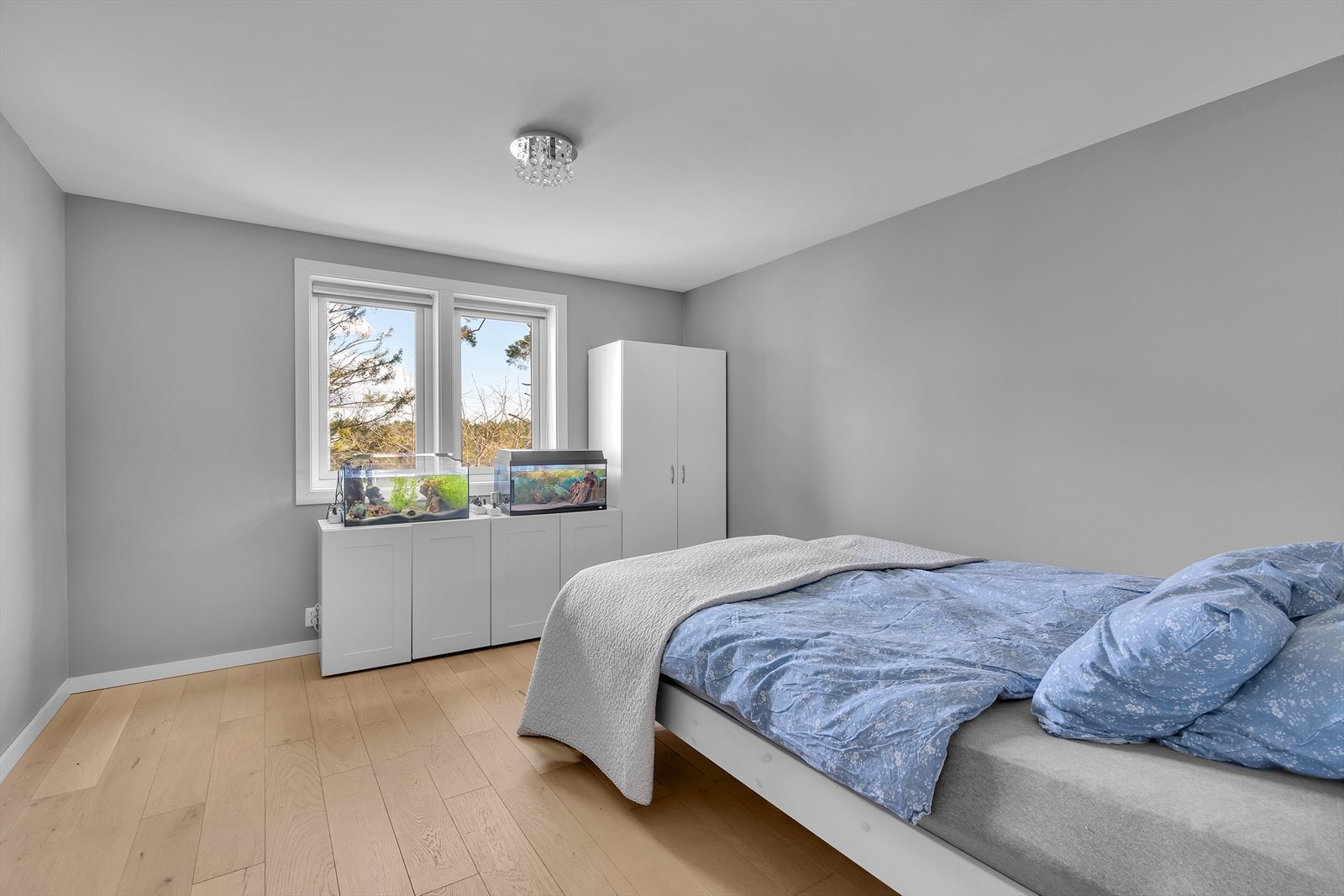 Soverom med plass til skap og det som trengs. Galleribilde