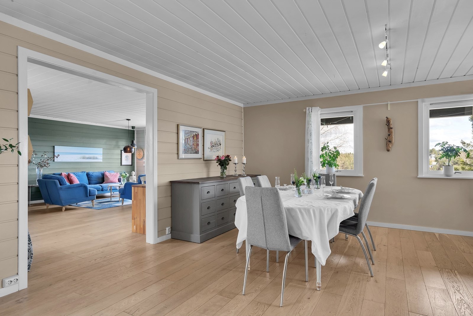 Fra spisestue mot stue. Galleribilde