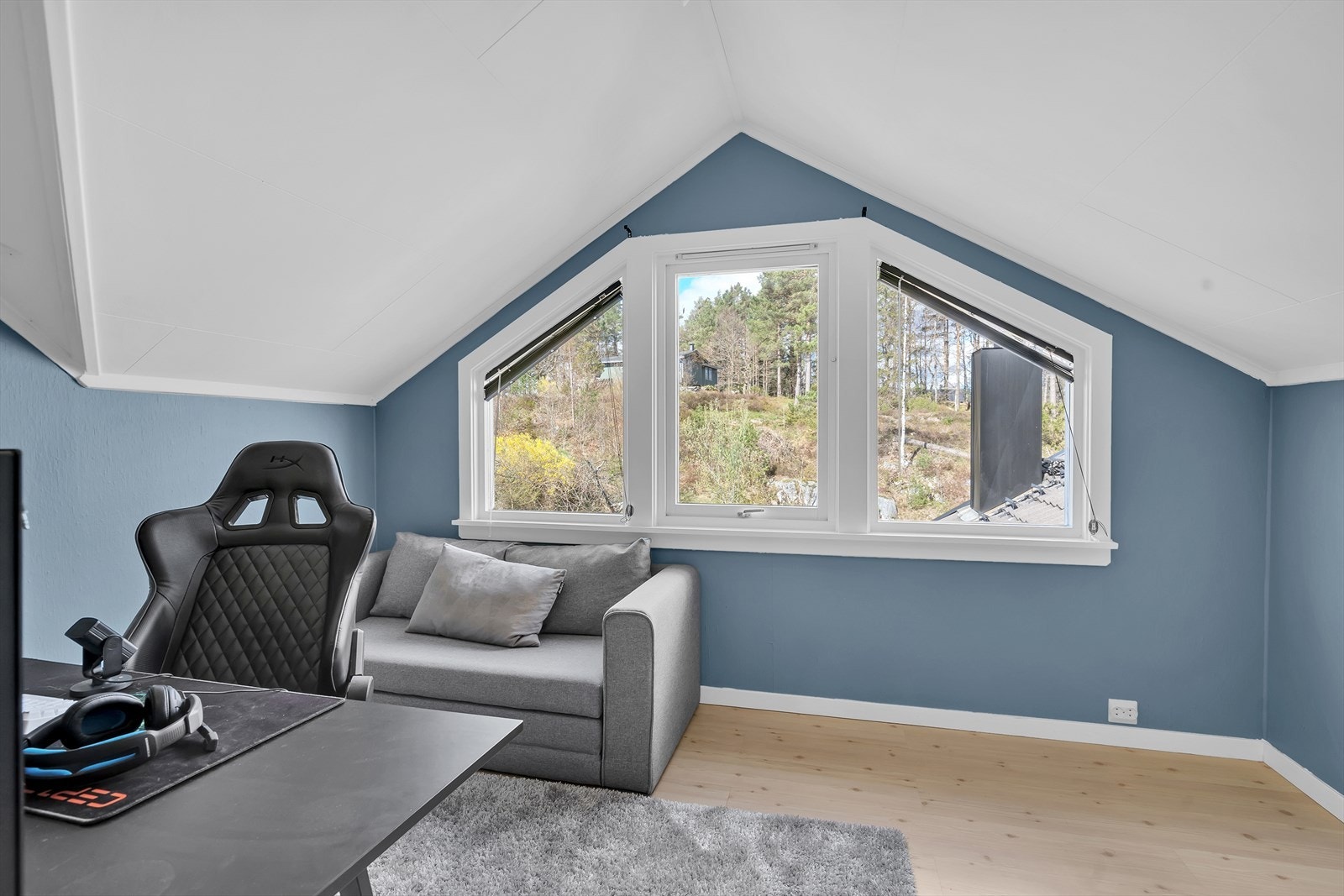 Soverom på loft med god plass og store vinduer som slipper inn rikelig med lys. Galleribilde