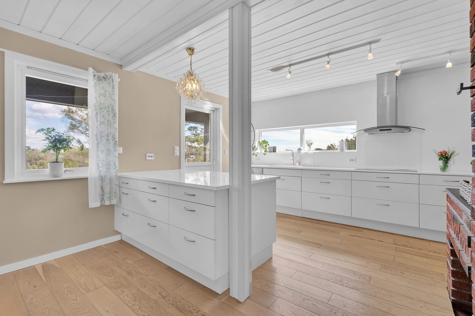 Kjøkkenøy som sørger for full oversikt over spisestua. Perfekt for sosiale sammenkomster. Galleribilde