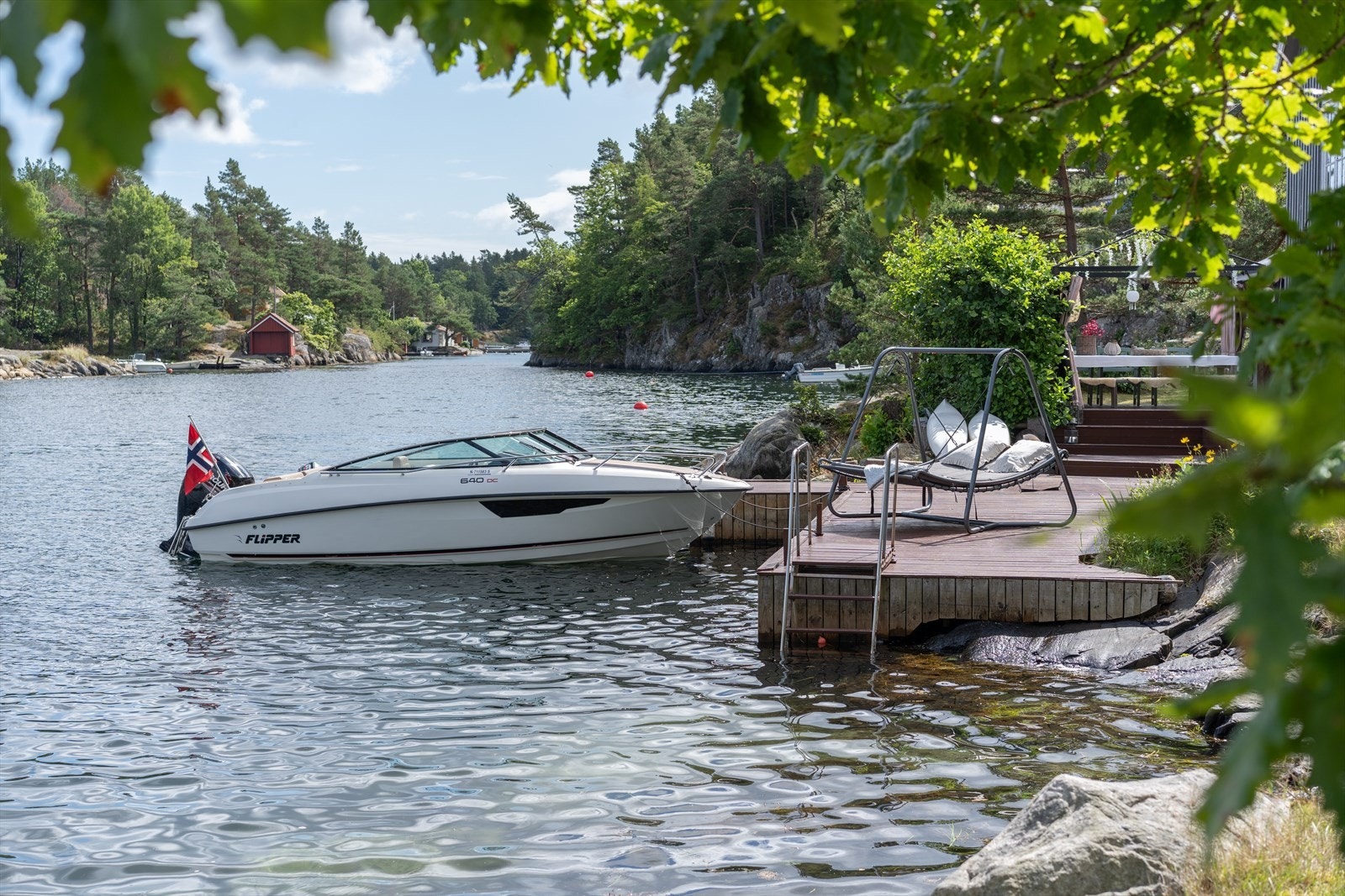 Bryggen ligger flott til med gode solforhold til late og fine dager. Blindleia ligger like ved. Galleribilde