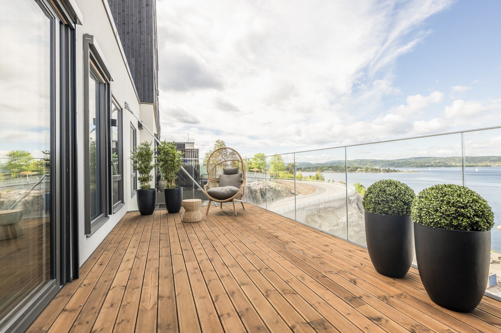 Nydelig terrasse vendt direkte ut mot Oslofjorden med optimale solforhold Galleribilde