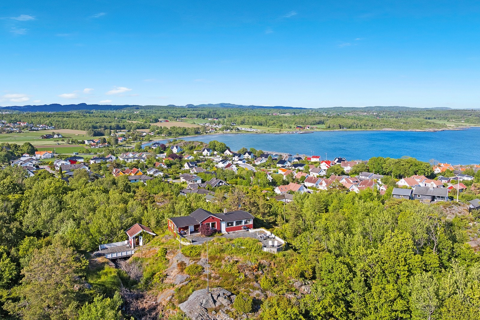 Eldre hytte på stor selveiertomt med store muligheter Galleribilde