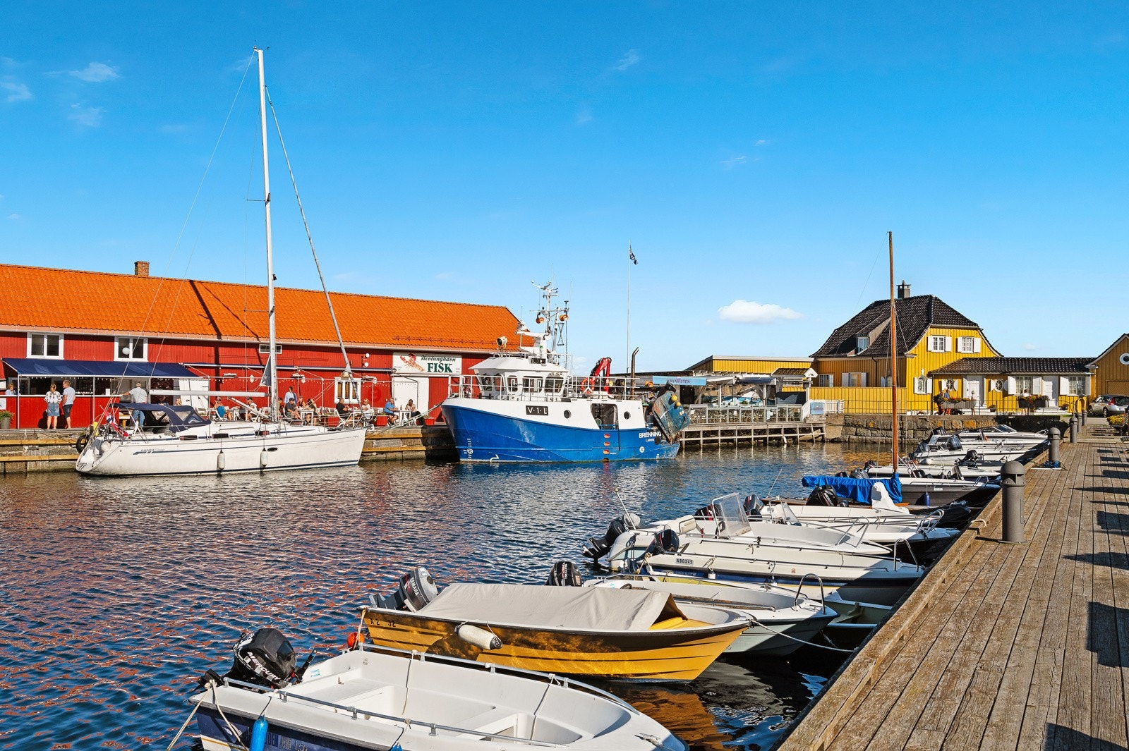 Nevlunghavn - bryggeanlegg med flere restauranter Galleribilde