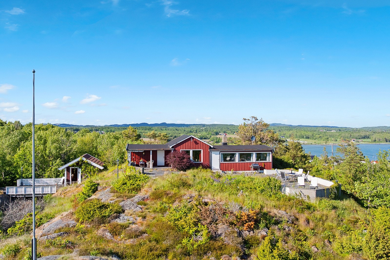 Dagens eier har fått laget tegninger av ny hytte som medfølger som inspirasjon (disse er ikke godkjent) Galleribilde