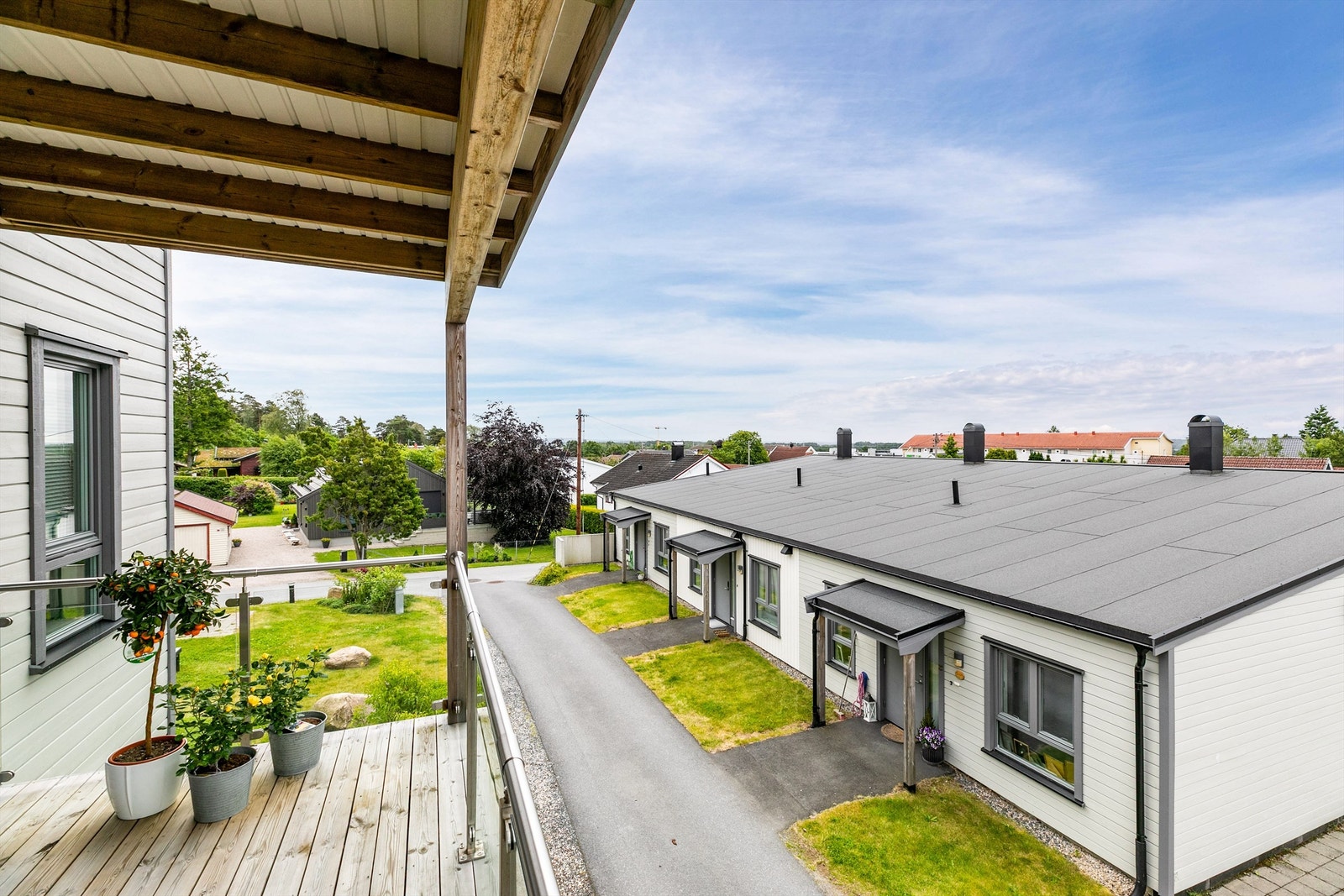 Balkongen er henvendt i vestlig retning og byr på langstrakt utsikt over hustakene foran. Galleribilde
