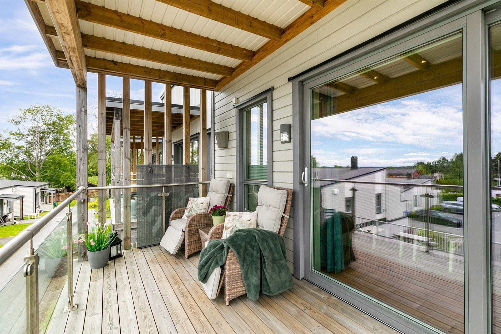 Heldekkende overbygg gjør balkongen til et lunt og hyggelig sted å sitte ute, også på lyse sommerkvelder. Galleribilde