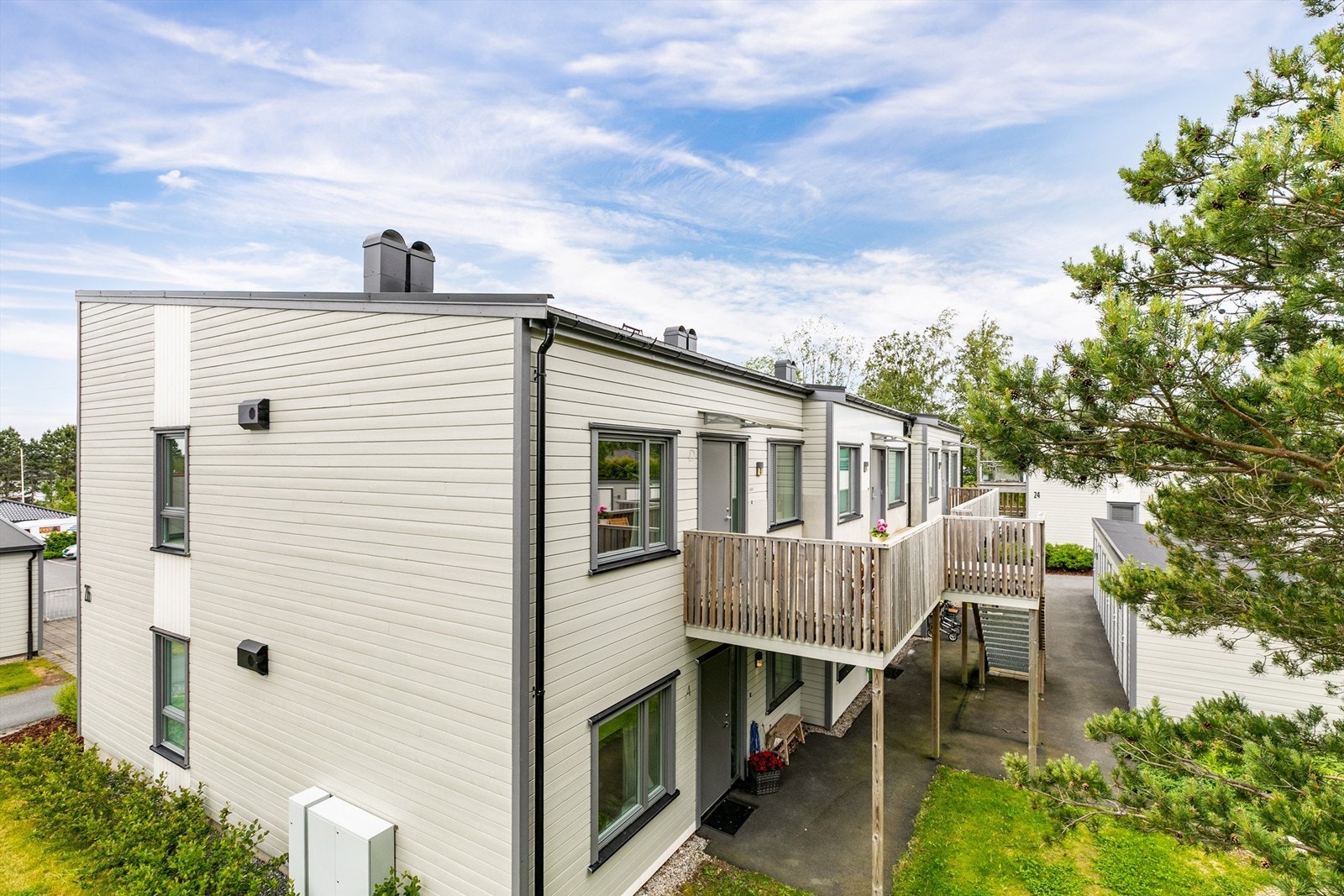 Siden leiligheten ligger på enden, er det ingen forbipasserende foran inngangsdøren. Galleribilde