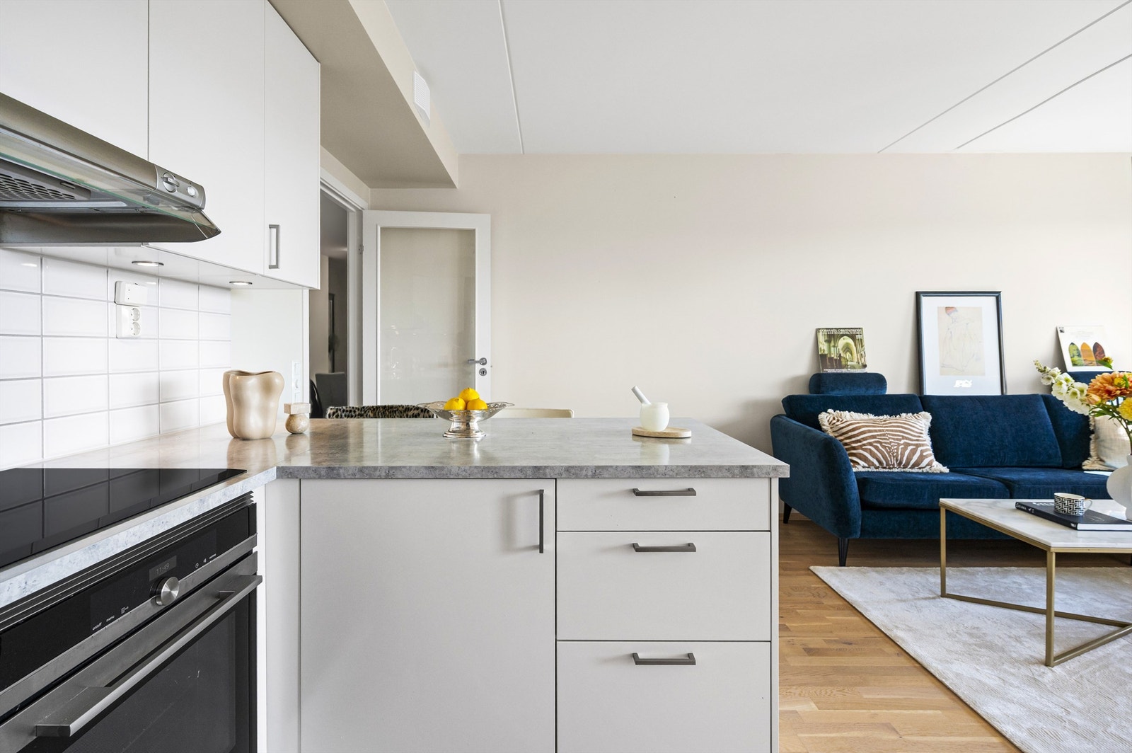 Her er kjøkkenet holdt i en sosial åpen løsning mot stuen, der du har god kommunikasjon med gjestene mens middagen lages. Galleribilde
