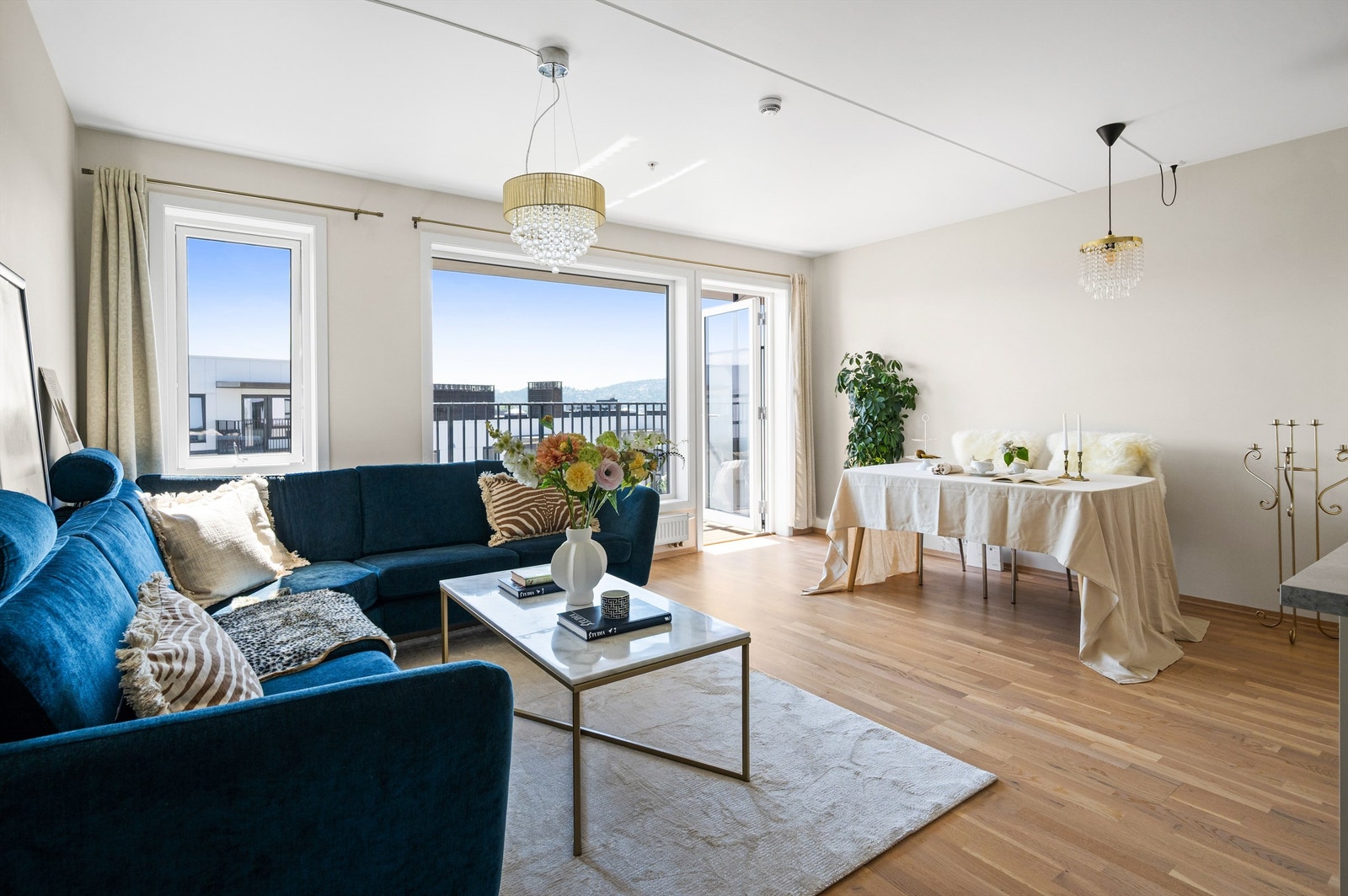 En rålekker og moderne 4-roms toppleilighet med svært god planløsning, heisadkomst og attraktiv intern beliggenhet. Galleribilde