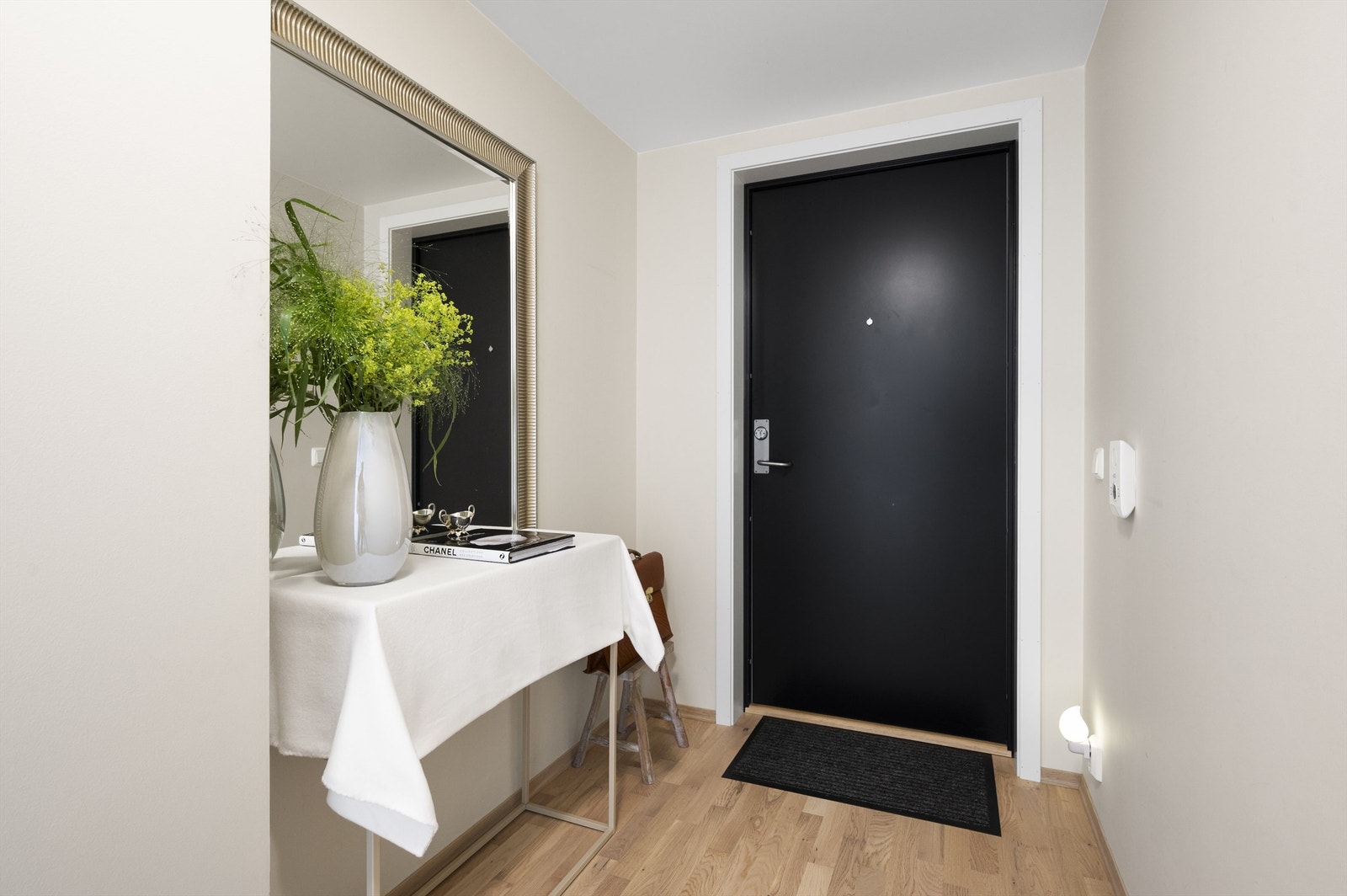 Leilighetens entré er lys og innbydende, og gir et svært godt førsteinntrykk av boligen. Galleribilde