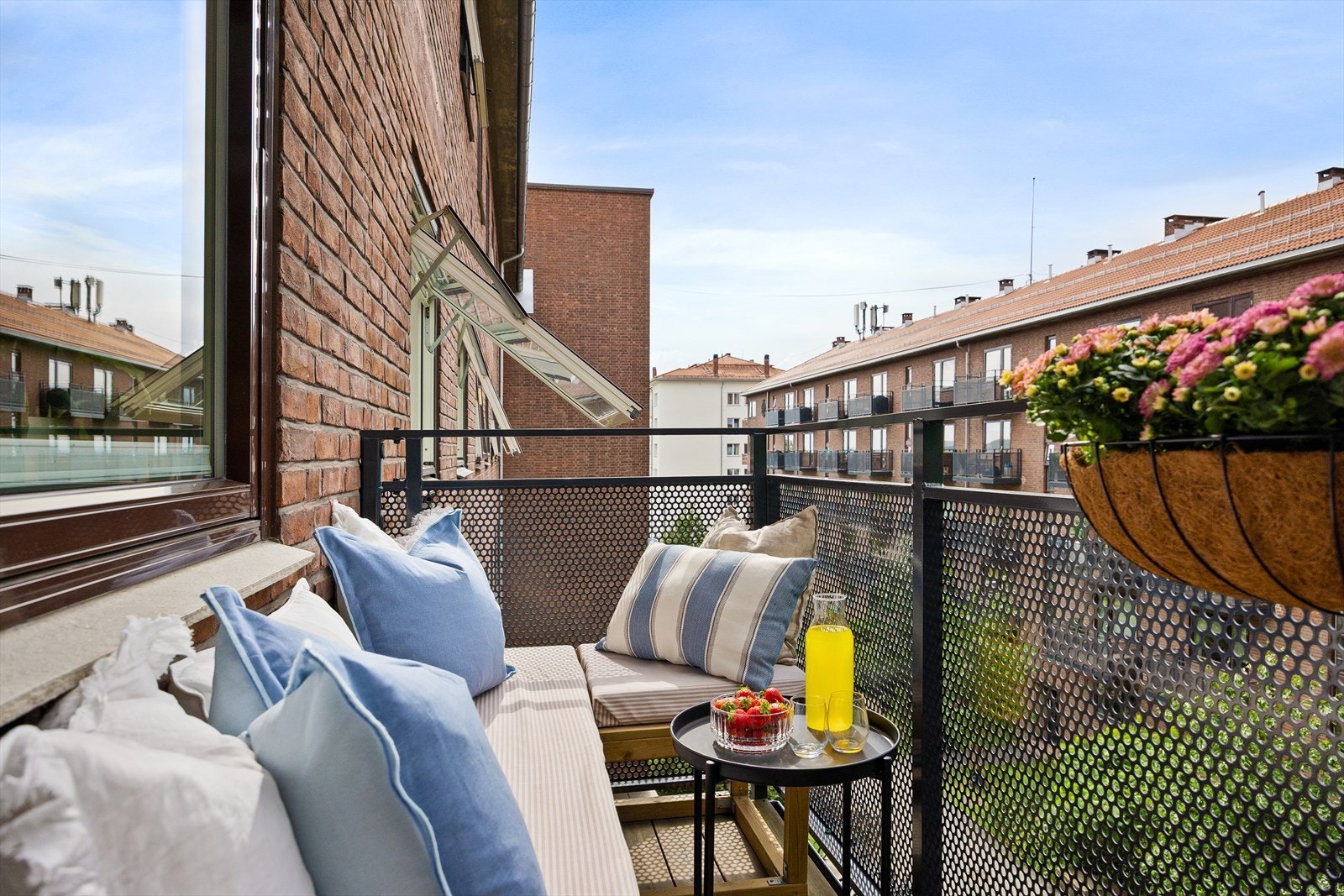 Med en sentral beliggenhet på Nydalen/Bjølsen med enkel tilgang til alt byen har å by på. Her bor du med gangavstand til treningssenter, matbutikk, restauranter, apotek, kollektivtransport, Storo Storsenter, BI og mer. Galleribilde