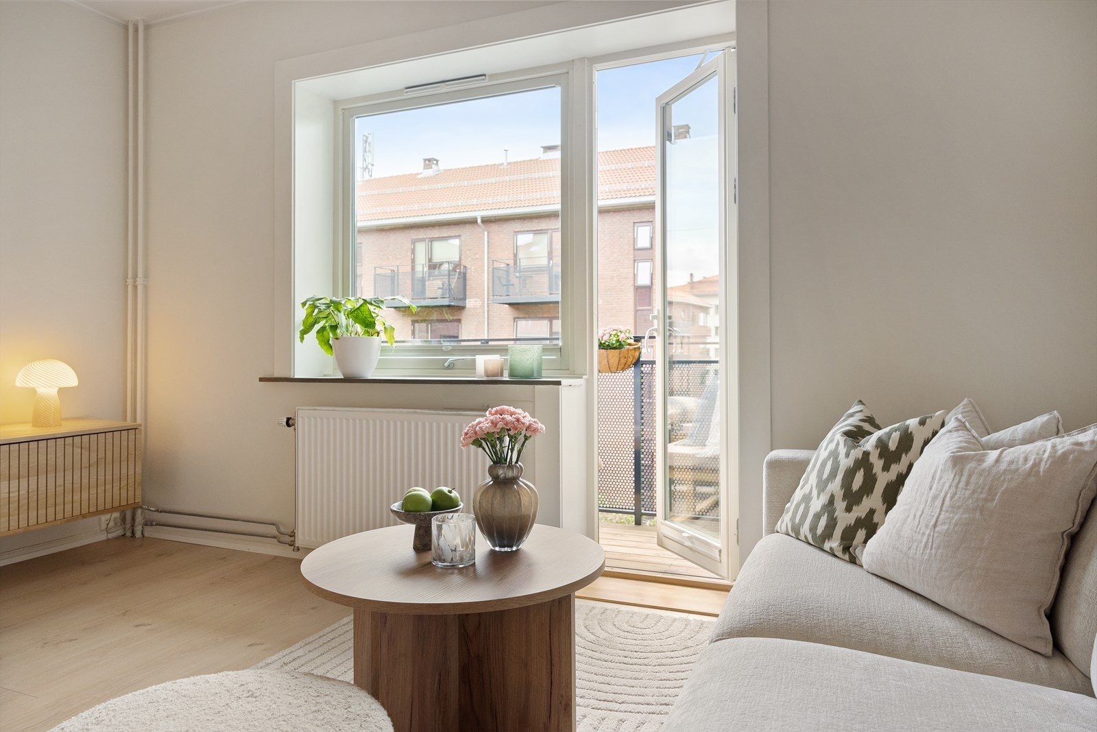 Stuen er lys og luftig med store vindusflater som sørger for rikelig med innslipp av naturlig lys. Galleribilde