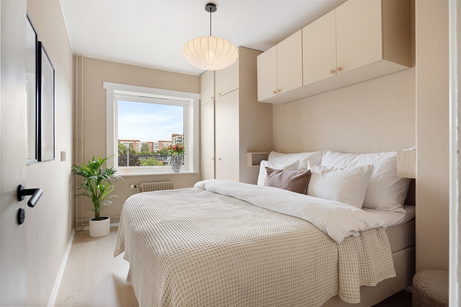 Soverommet er av god størrelse med plass til 180 cm dobbeltseng, nattbord og tilhørende møbler. Blandingen av moderne fargevalg på veggene og store vindusflater gir rommet en behagelig atmosfære. Galleribilde