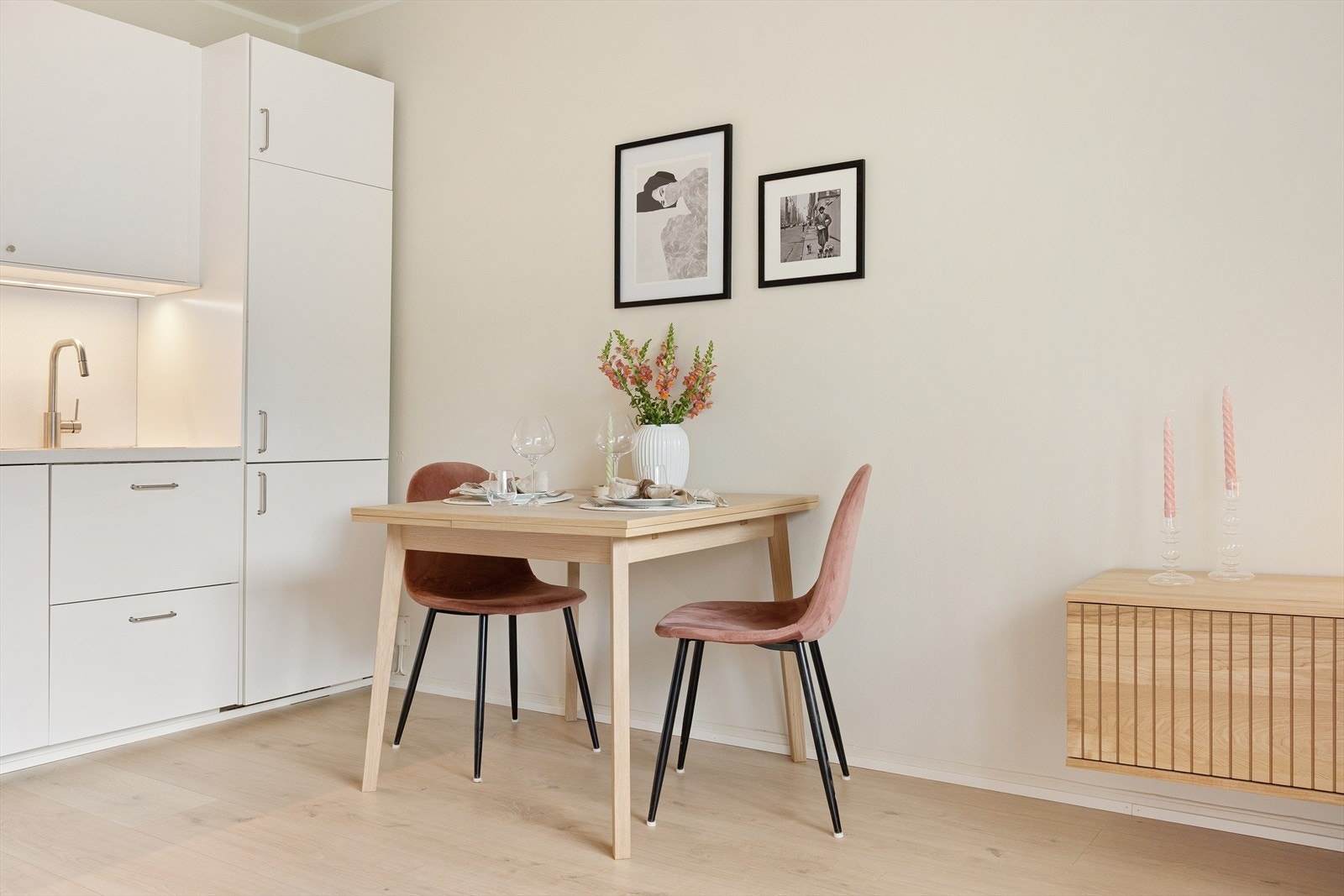 Overflatene er malt i delikate og moderne fargetoner. Galleribilde