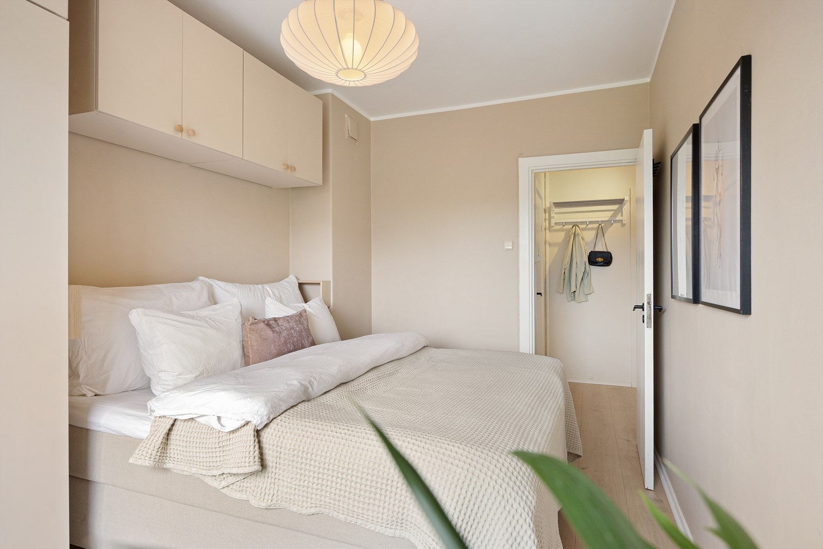 Det er gode oppbevaringsmuligheter i romslig plassbebygd garderobeskap. Galleribilde