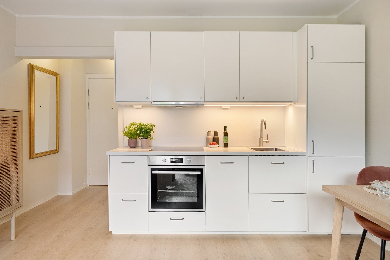 Nytt og moderne kjøkken fra 2024, utstyrt med stilrene hvitevarer, oppvaskmaskin og gjennomtenkte løsninger som gir både funksjonalitet og et tidløst uttrykk. Galleribilde