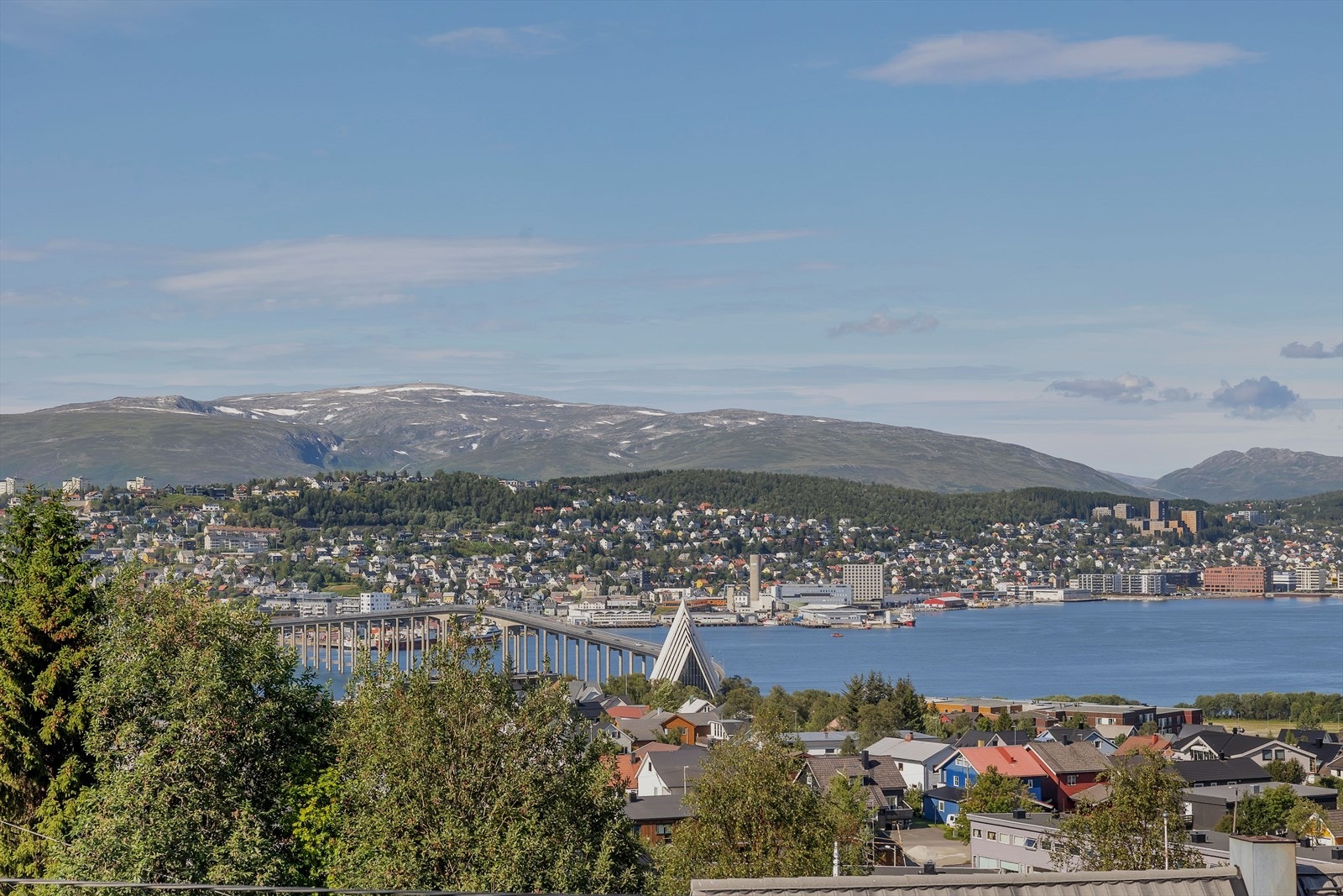 Fantastisk utsikt mot både Tromsøya, Tromsdalen, Kvaløya og innseilingen i sundet Galleribilde