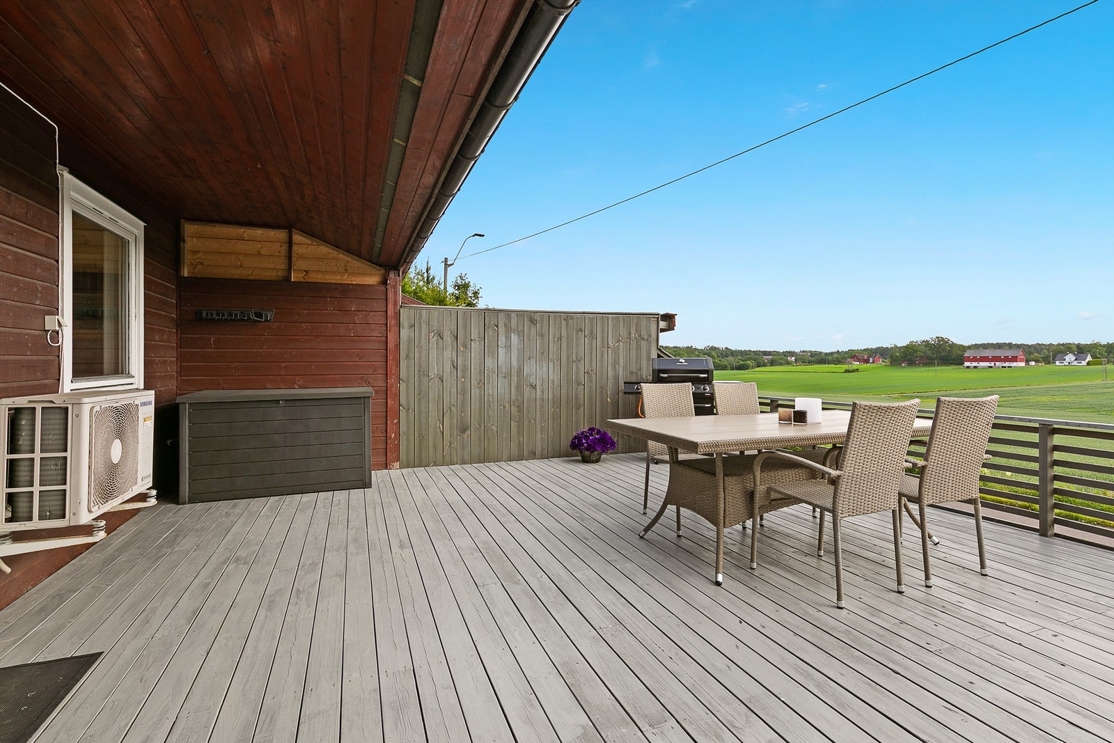Delvis overbygget terrasse med flott utsyn Galleribilde
