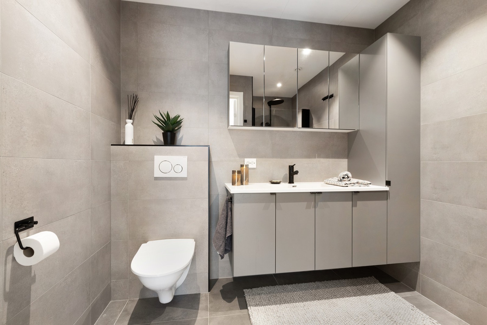 Moderne, flislagt baderom. Galleribilde