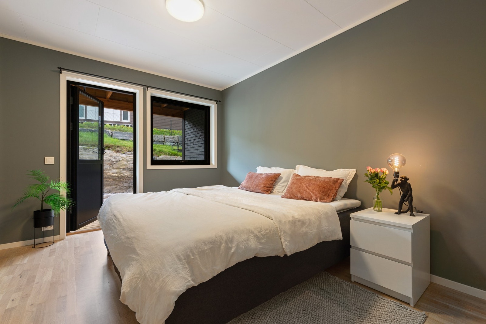 Hovedsoverom med god plass til dobbeltseng med tilhørende møblement. Galleribilde