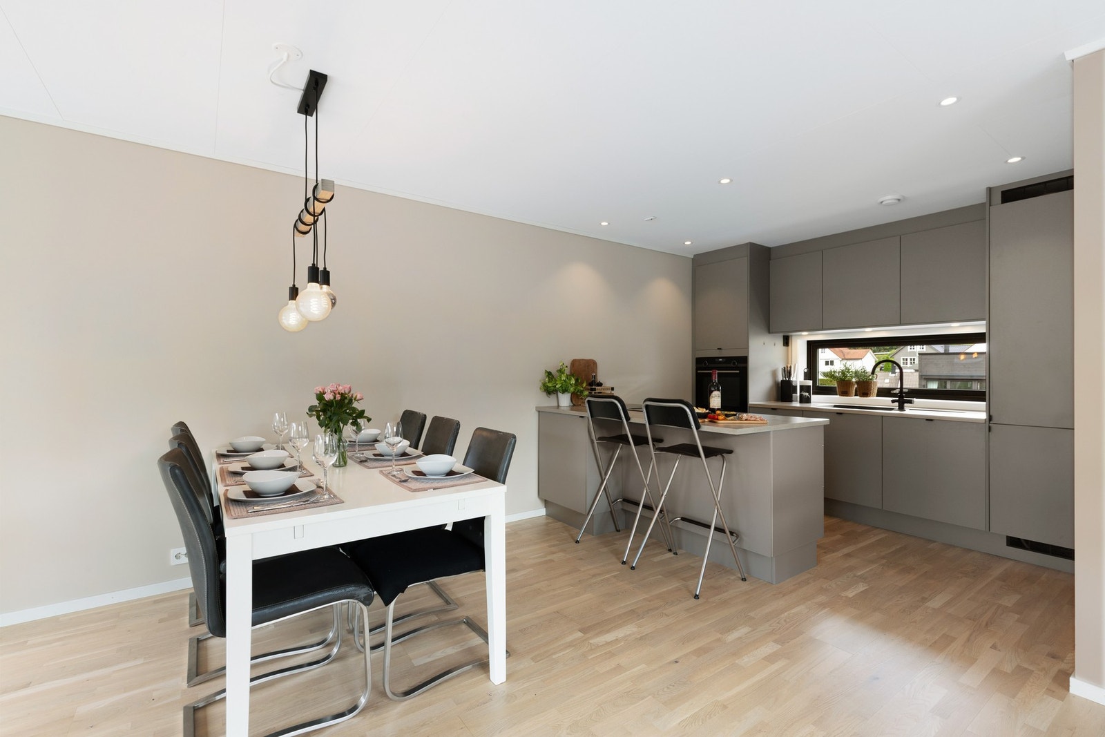 Det er bl.a. kjøl/fryseskap, oppvaskmaskin, platetopp og stekeovn. Galleribilde