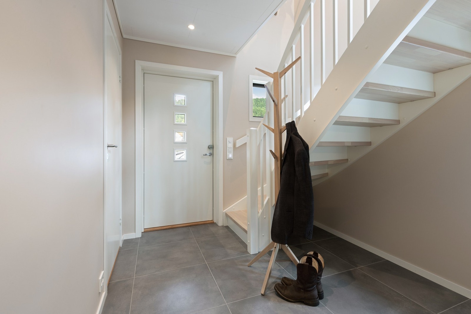 Trivelig inngangsparti som ønsker deg velkommen inn! Galleribilde