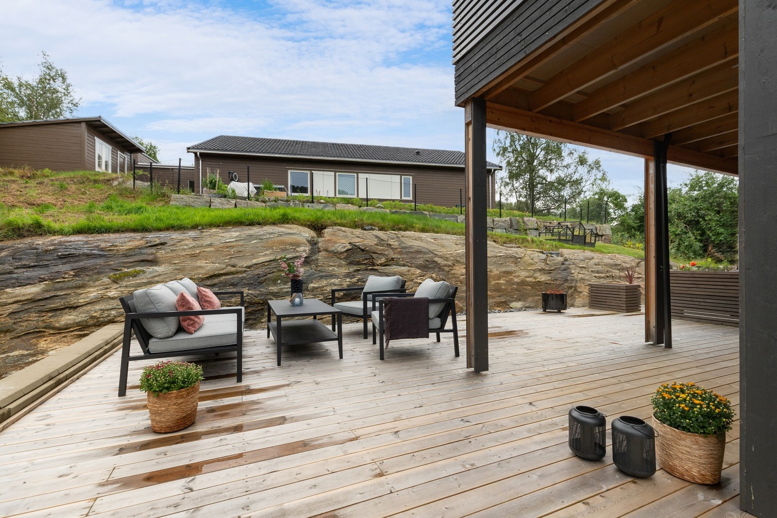 Det er veranda med utgang i fra stue på ca 11 m². Galleribilde