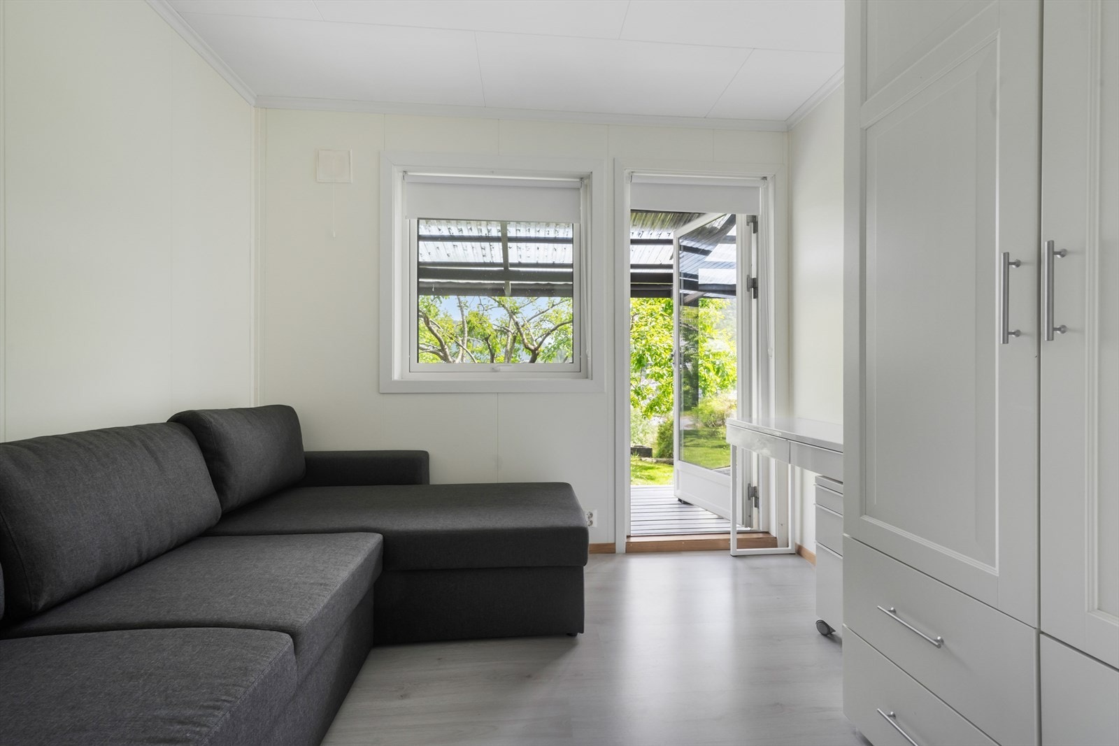 Ett av to soverom i underetasjen. Dette soverommet har utgang til pent opparbeidet terrasse Galleribilde