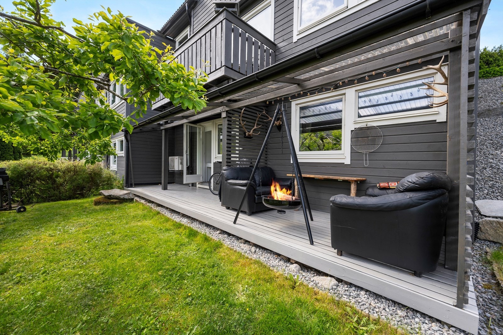 Terrasse med tilkomst fra underetasjen. Praktisk takoverbygg Galleribilde