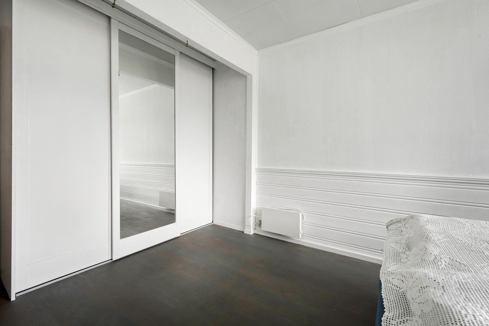 Skyvedørsgarderobe er montert på hovedsoverommet Galleribilde