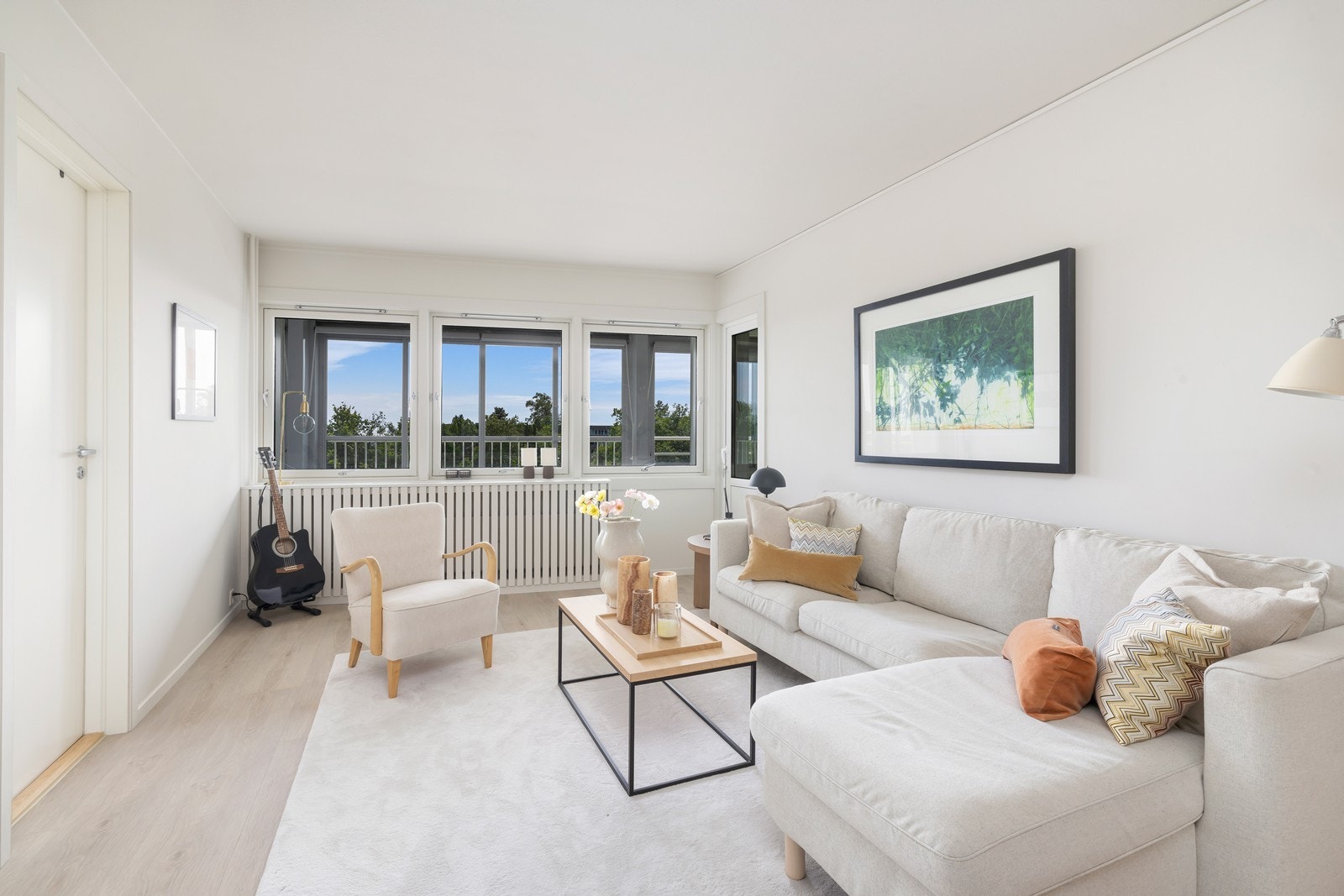 Lys og pen stue med plass til både sofagruppe og spisebord. Fra stuen er det utgang til en solrik, innglasset balkong. Galleribilde