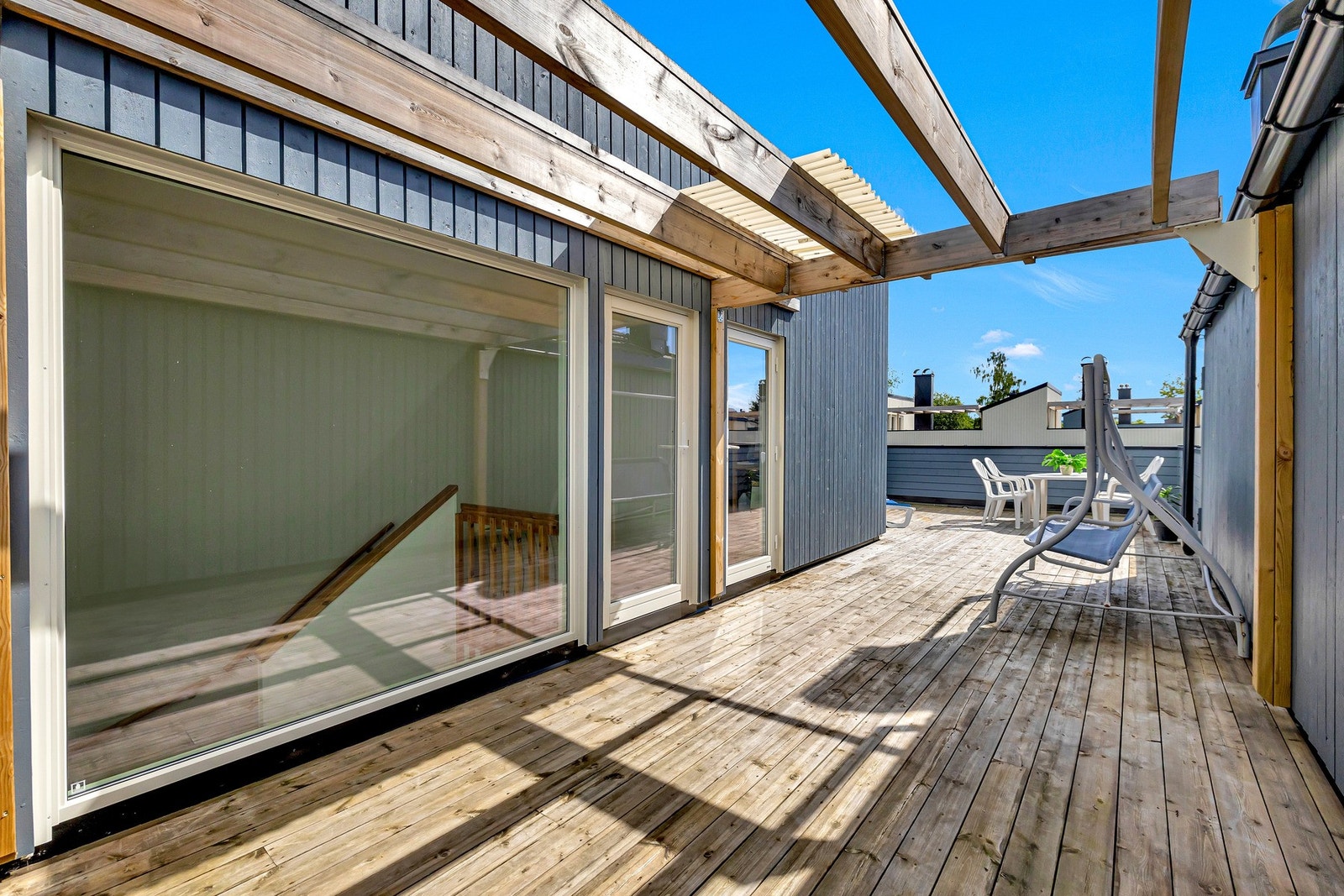 Fra trappen er det direkte adkomst til den solrike og innbydende takterrassen. Galleribilde