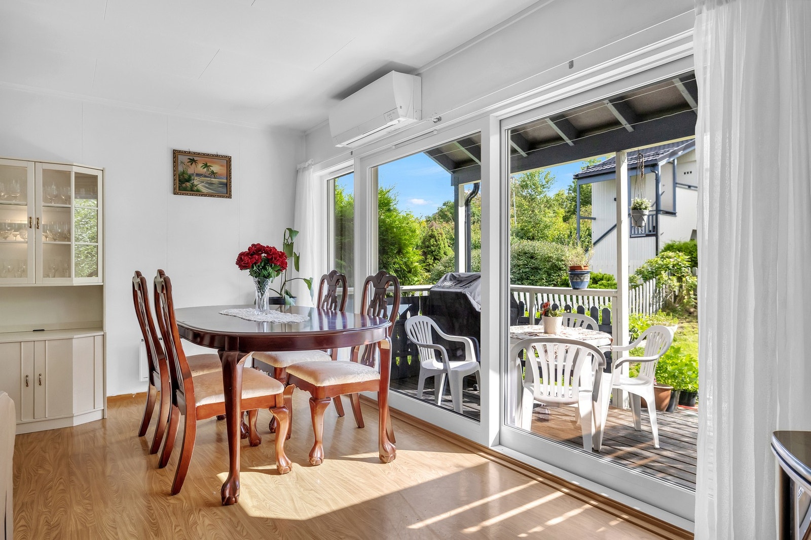 Stuen har direkte adkomst til en innbydende markterrasse samt hage. Galleribilde