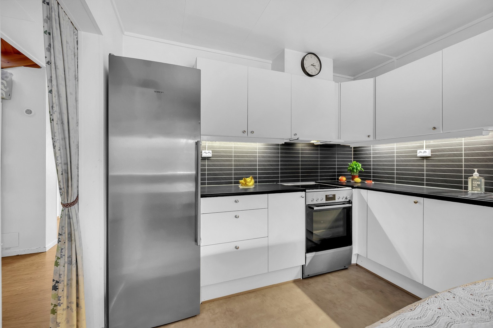 Kjøkkenet er adskilt fra stuen, noe som gir en mer skjermet matlagingssone og en tydelig rominndeling. Galleribilde