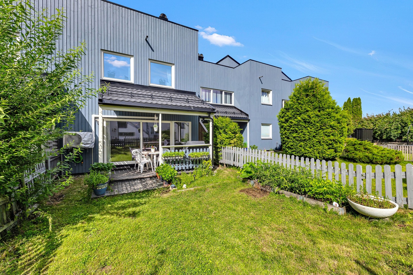 Hagen fremstår velstelt, med diverse beplantning og blomsterbed som tilfører et grønt og frodig preg. Galleribilde