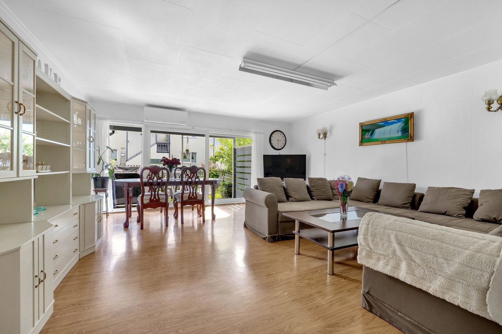 Stuen har en naturlig og harmonisk inndeling mellom stue- og spiseområdet. Galleribilde