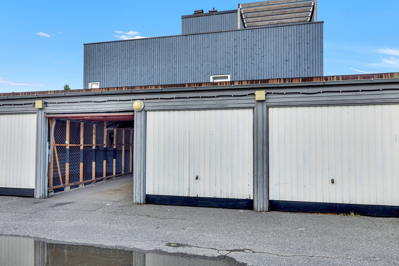 Det medfølger parkeringsplass i felles garasjerekke, umiddelbar nærhet til boligen. Galleribilde