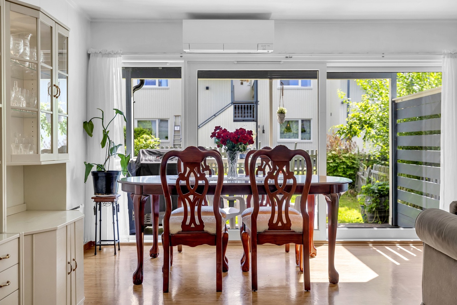 Boligen varmes opp med elektrisitet, supplert av en energieffektiv varmepumpe i stuen. Galleribilde