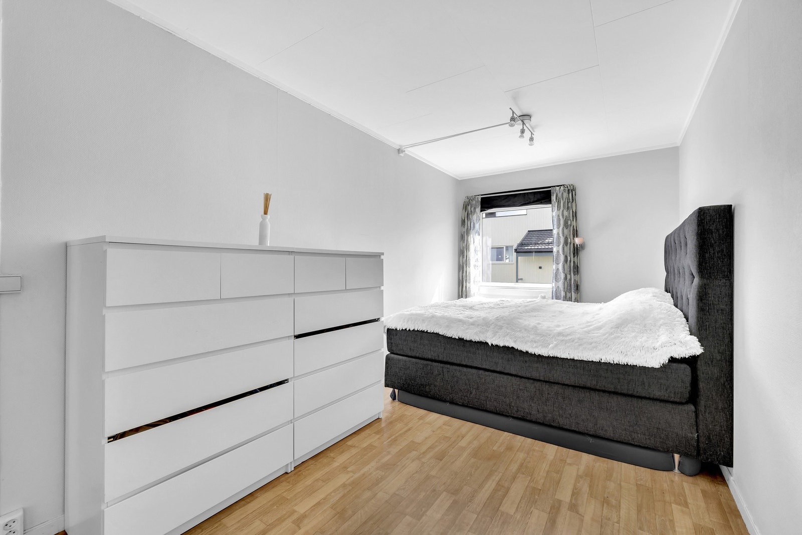 Her har man plass til stor seng og øvrig møblement. Galleribilde