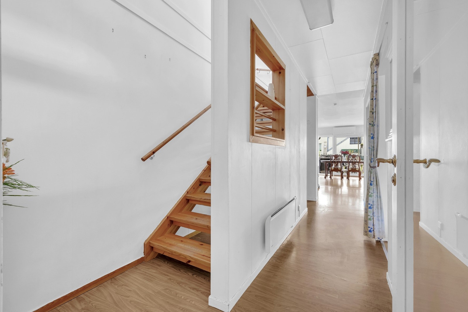 Fra entréen leder gangen deg videre til kjøkken og stue. Galleribilde