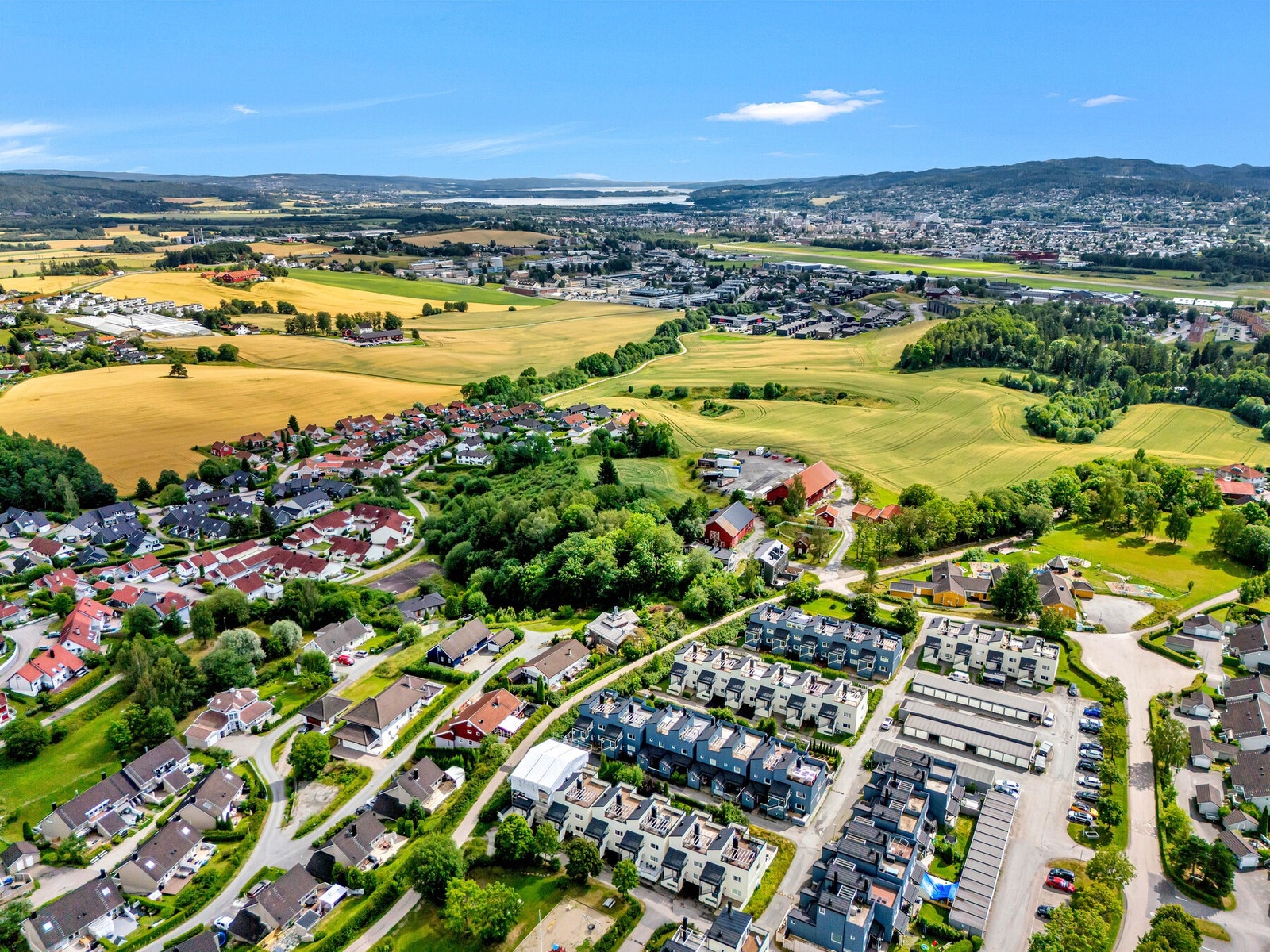 Et rolig nabolag med grønne omgivelser, trygge gangveier og kort vei til barnehager, skoler og lekeplasser. Galleribilde